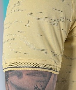 Ανδρικό κίτρινο μπλουζάκι με γιακά με σχέδιο 