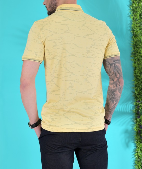 Ανδρικό κίτρινο μπλουζάκι με γιακά με σχέδιο 