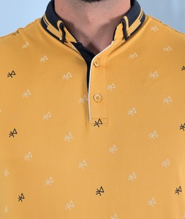 Ανδρικό μπλουζάκι με γιακά χρώμα μουσταρδί με φιγούρες