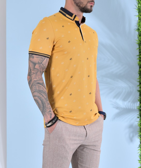 Ανδρικό μπλουζάκι με γιακά χρώμα μουσταρδί με φιγούρες