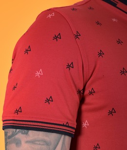 Ανδρικό κόκκινο μπλουζάκι με γιακά και φιγούρες