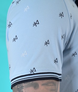 Ανδρικό γαλάζιο μπλουζάκι με γιακά και φιγούρες