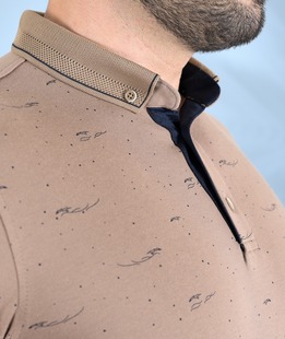 Πόλο μπλουζάκι με αφηρημένα στοιχεία χρώμα καφέ 