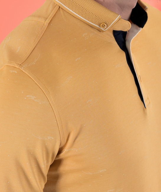 Ανδρικό μπλουζάκι πόλο χρώμα μουσταρδί με σχέδιο 