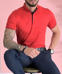 Κόκκινο πόλο μπλουζάκι με αφηρημένα στοιχεία