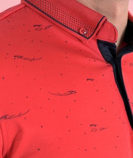 Κόκκινο πόλο μπλουζάκι με αφηρημένα στοιχεία