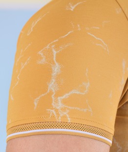 Πόλο μπλουζάκι με σχέδιο χρώμα μουσταρδί 