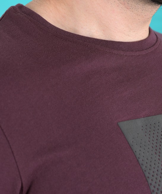 Ανδρικό μπορντό μπλουζάκι με σχήματα πουά 