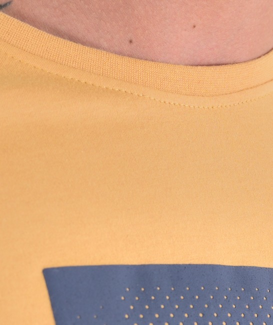 Ανδρικό μπλουζάκι σε τρισδιάστατα γεωμετρικά σχήματα χρώμα μουσταρδί