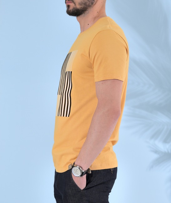 Ανδρικό t-shirt με ασπρόμαυρες γραμμές χρώμα μουσταρδί