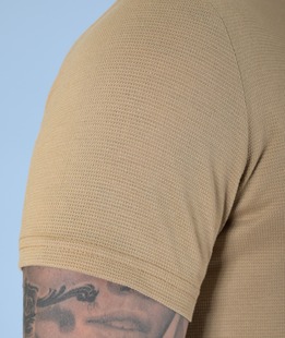 Ανδρικό μονόχρωμο μπλουζάκι σε καφέ από ανάγλυφο ύφασμα 