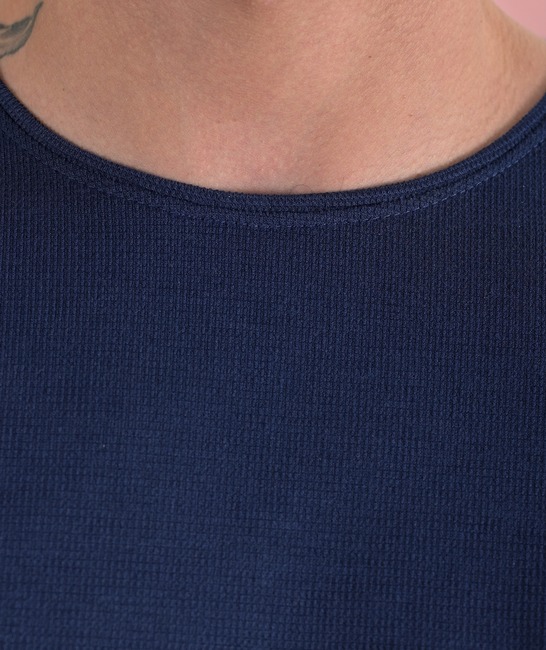 Ανδρικό μπλουζάκι σκούρο μπλε από ανάγλυφο ύφασμα 