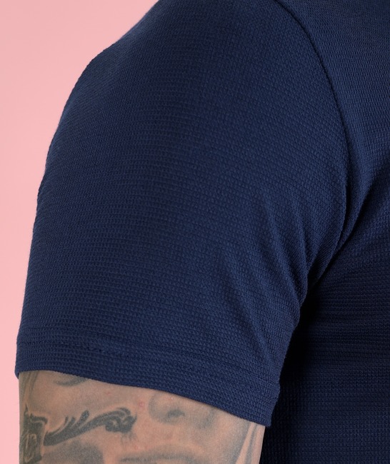 Ανδρικό μπλουζάκι σκούρο μπλε από ανάγλυφο ύφασμα 