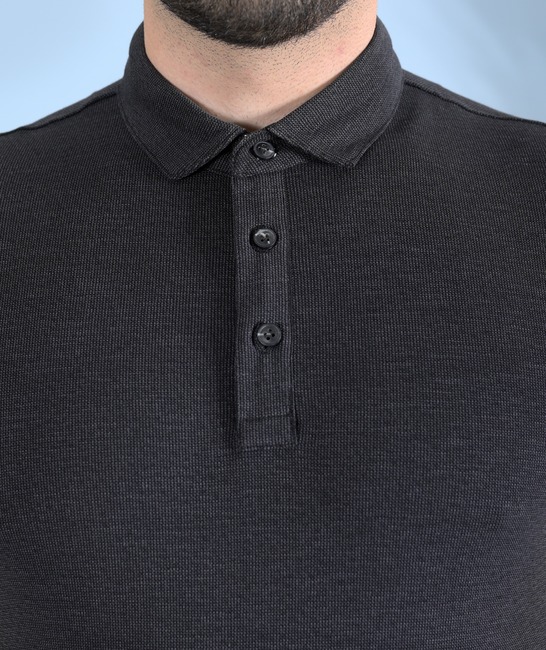 Μαύρο ανδρικό μπλουζάκι με γιακά από ανάγλυφο ύφασμα 