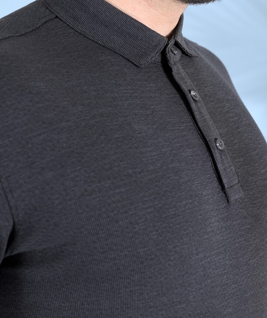 Μαύρο ανδρικό μπλουζάκι με γιακά από ανάγλυφο ύφασμα 