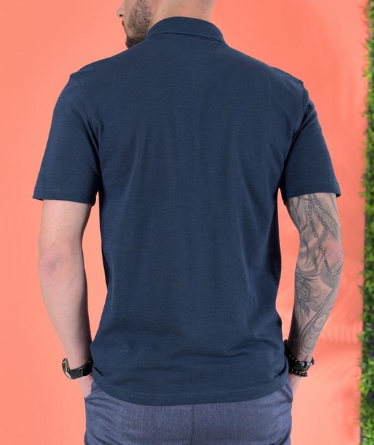 Ανδρικό μπλουζάκι με γιακά σκούρο μπλε από ανάγλυφο ύφασμα 