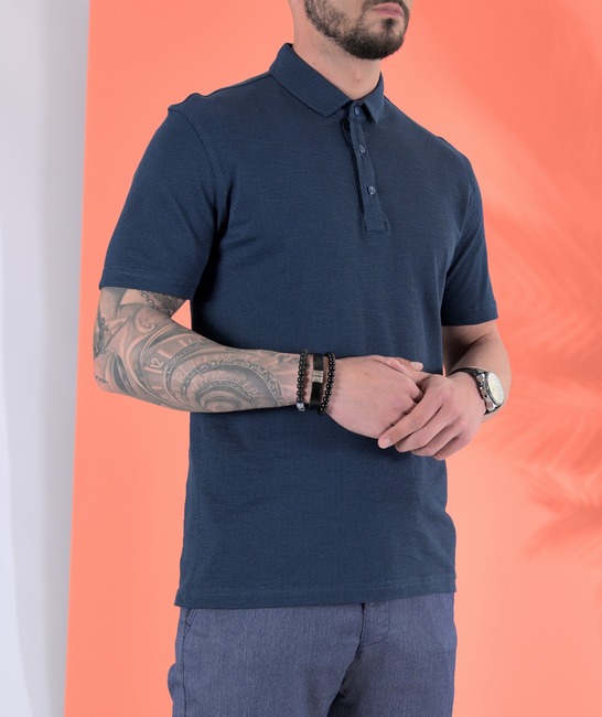 Ανδρικό μπλουζάκι με γιακά σκούρο μπλε από ανάγλυφο ύφασμα 