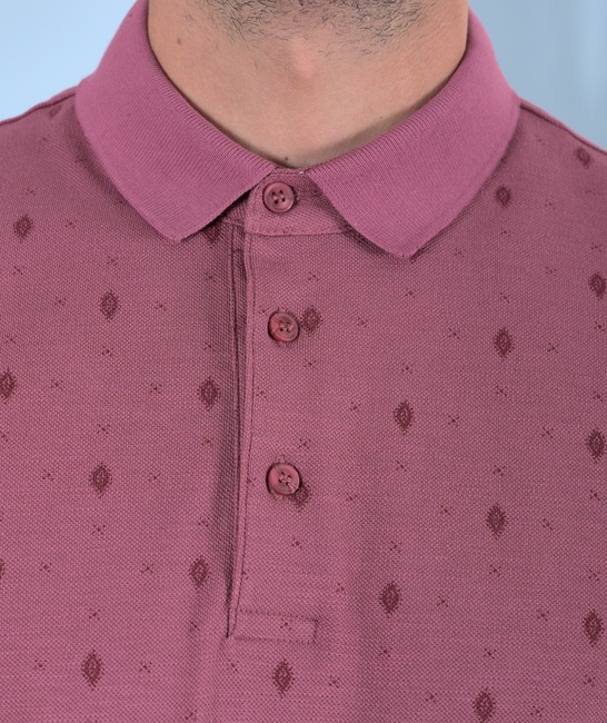 Ανδρικό μπλουζάκι πόλο σε σκούρο ροζ χρώμα με ρόμβους