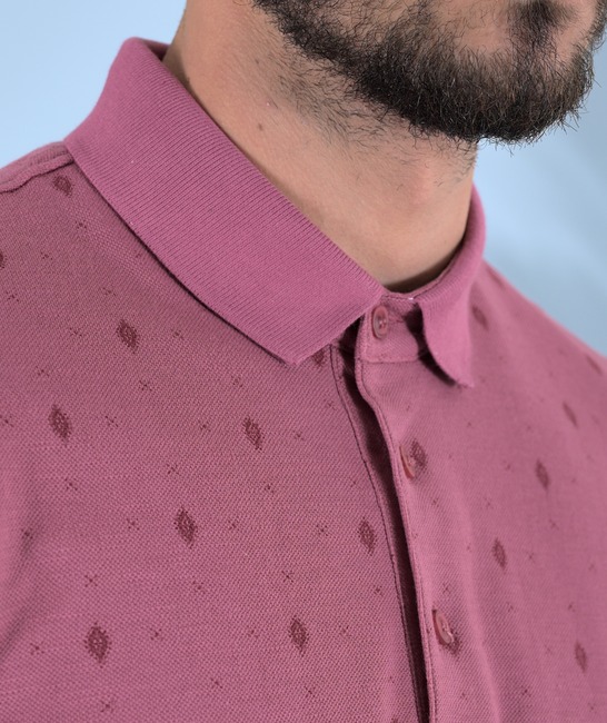Ανδρικό μπλουζάκι πόλο σε σκούρο ροζ χρώμα με ρόμβους