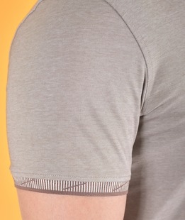 Ανοιχτό καφέ μπλουζάκι πόλο με κεντημένο λογότυπο