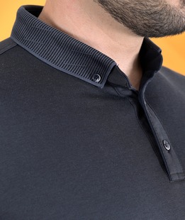 Σκούρο γκρι μπλουζάκι πόλο με κεντημένο λογότυπο