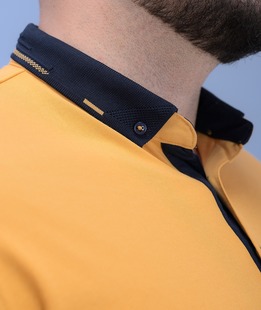 Ανδρική μπλούζα με γιακά σε μεγάλο μέγεθος και μικρό λογότυπο χρώμα μουσταρδί