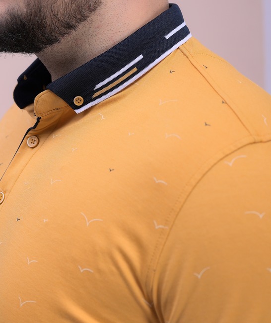 Πόλο μπλούζα με σχέδιο πουλιών, μεγάλου μεγέθους χρώματος μουσταρδί