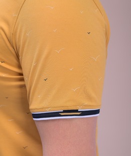 Πόλο μπλούζα με σχέδιο πουλιών, μεγάλου μεγέθους χρώματος μουσταρδί