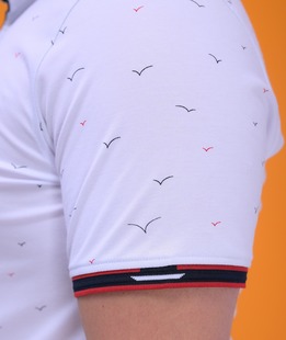 Λευκό μπλουζάκι με γιακά μεγάλου μεγέθους με κόκκινη προφορά