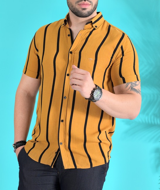 Μουσταρδί κοντομάνικο πουκάμισο σε κάθετες γραμμές