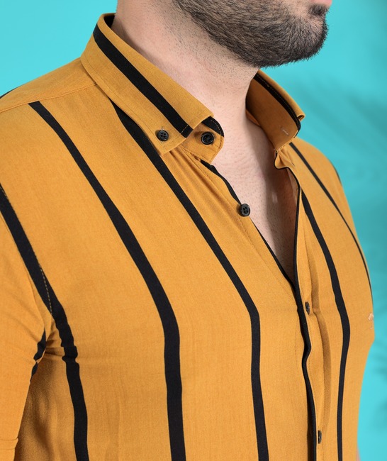 Μουσταρδί κοντομάνικο πουκάμισο σε κάθετες γραμμές