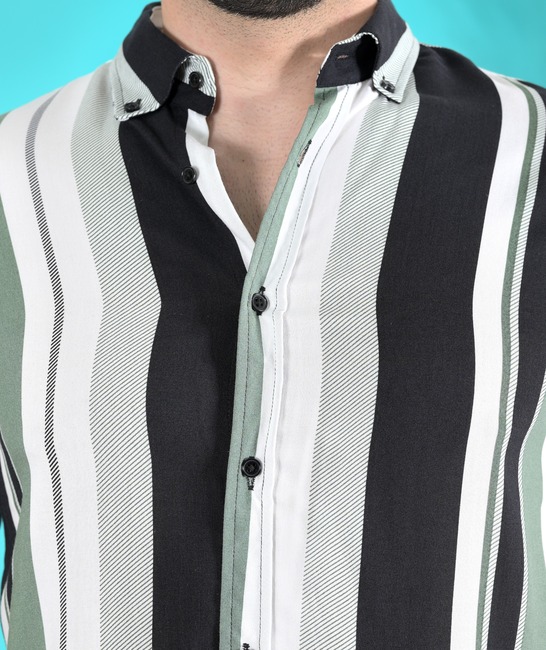 Πράσινο κοντομάνικο πουκάμισο σε κάθετες γραμμές