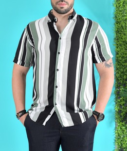 Πράσινο κοντομάνικο πουκάμισο σε κάθετες γραμμές