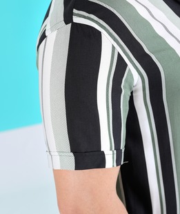 Πράσινο κοντομάνικο πουκάμισο σε κάθετες γραμμές