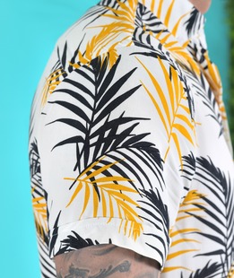 Λευκό κοντομάνικο πουκάμισο με μαύρες και πορτοκαλί φοίνικες