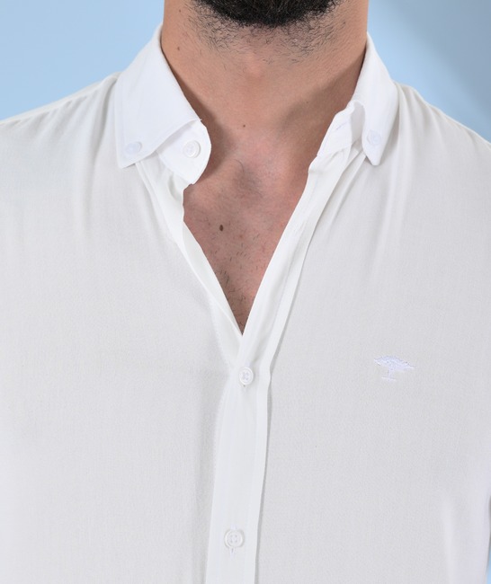 Λευκό κοντομάνικο πουκάμισο με λογότυπο