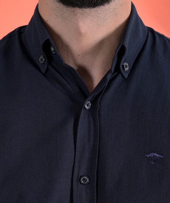 Σκούρο μπλε λινό ανδρικό πουκάμισο με μικρό λογότυπο