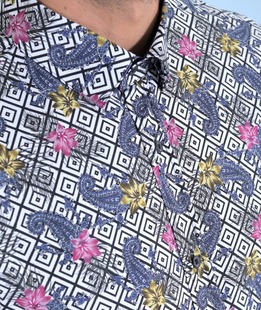 Λευκό ανδρικό πουκάμισο σε σκούρο μπλε ρομβοειδές με φλοράλ στοιχεία