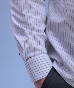 Ανδρικό πουκάμισο σε γκρι λεπτή ρίγα μεγάλου μεγέθους