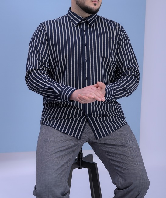 Σκούρο μπλε πουκάμισο σε μεγάλο μέγεθος με λευκή ρίγα