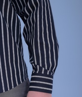 Σκούρο μπλε πουκάμισο σε μεγάλο μέγεθος με λευκή ρίγα