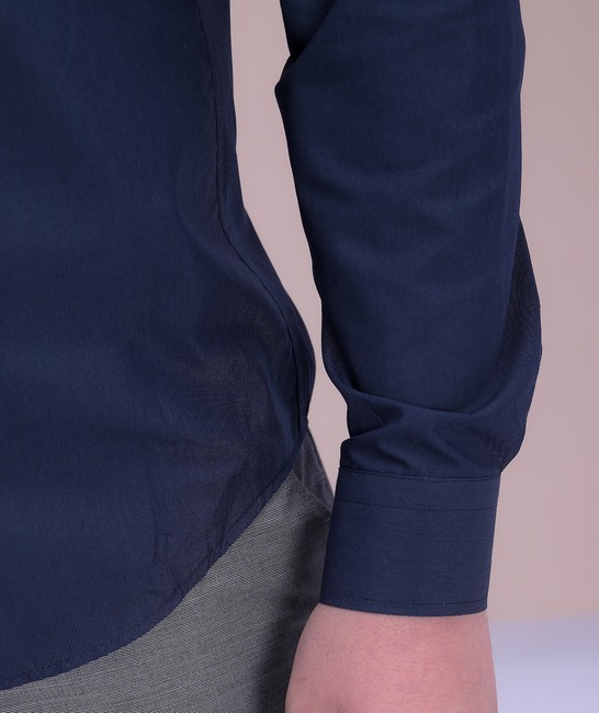 Επίσημο ανδρικό πουκάμισο σε σκούρο μπλε χρώμα με τσέπη