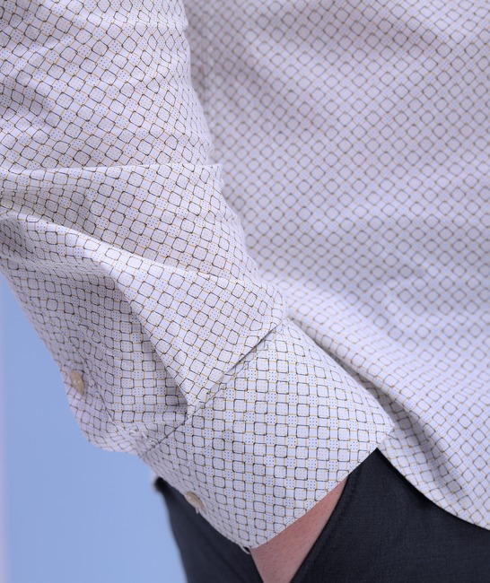 Ανδρικό πουκάμισο σε μεγάλο μέγεθος με μικρά γεωμετρικά σχέδια σε χρώμα μπεζ