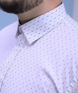 Λευκό πουκάμισο σε μεγάλο μέγεθος με μικρές ρίγες