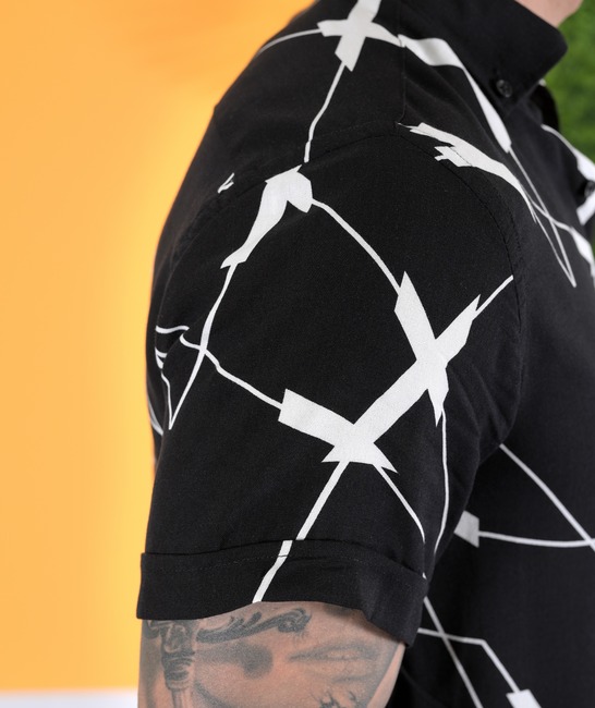 Μαύρο κοντομάνικο πουκάμισο με ασύμμετρες φιγούρες