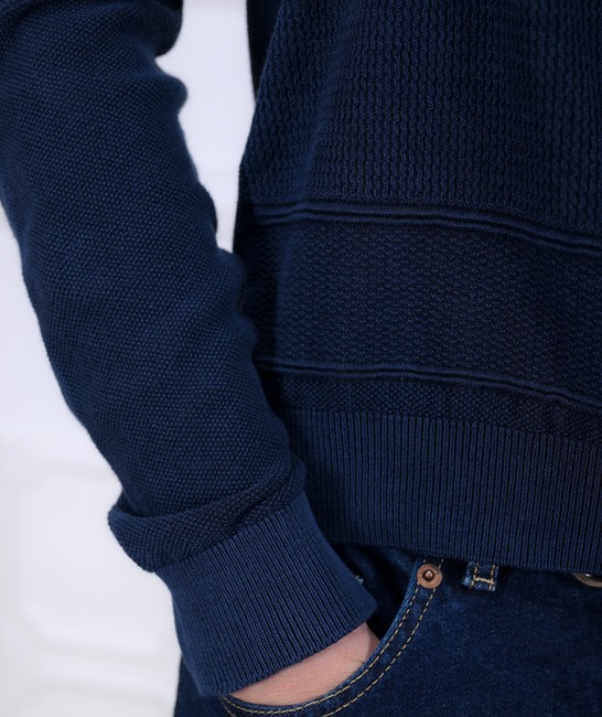 Κομψό σκούρο μπλε βαμβακερό πουλόβερ