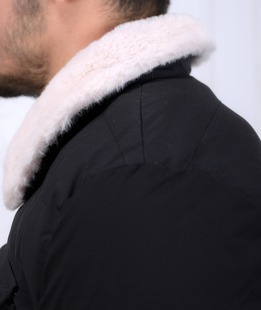 Ανδρικό μαύρο χειμερινό μπουφάν στυλάτο με γούνα στο γιακά