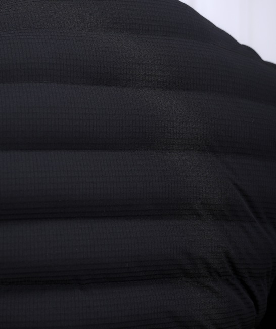 Ανδρικό μαύρο κομψό χειμωνιάτικο μπουφάν με βάτα σιλικόνης