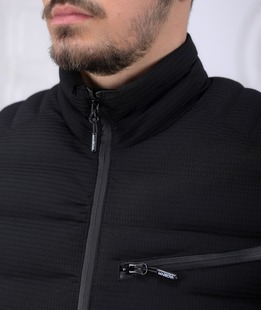 Ανδρικό μαύρο κομψό χειμωνιάτικο μπουφάν με βάτα σιλικόνης