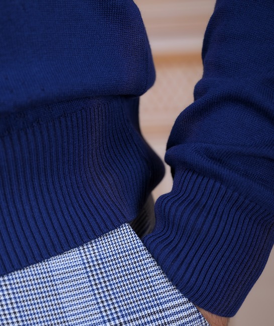 Κομψό μπλε πουλόβερ με γιακά